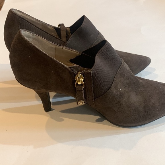 NWOT Ellen Tracy women’s suede ankle boots. Size 7.5. Color:brown - Picture 5 of 6